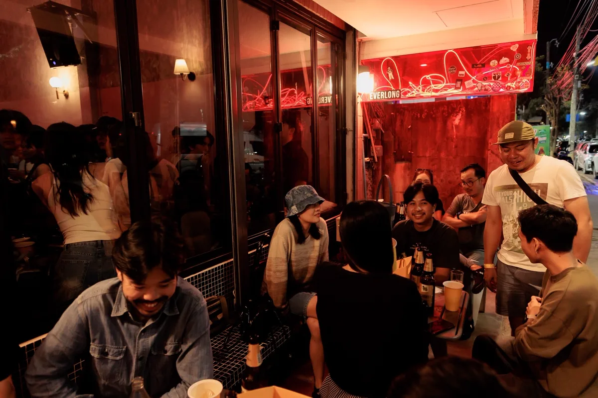 Photo 1 of 28 — Earth Patravee live · LATE NIGHT TALKING MUSIC BAR 1st Anniversary Free Concert · Chiang Mai