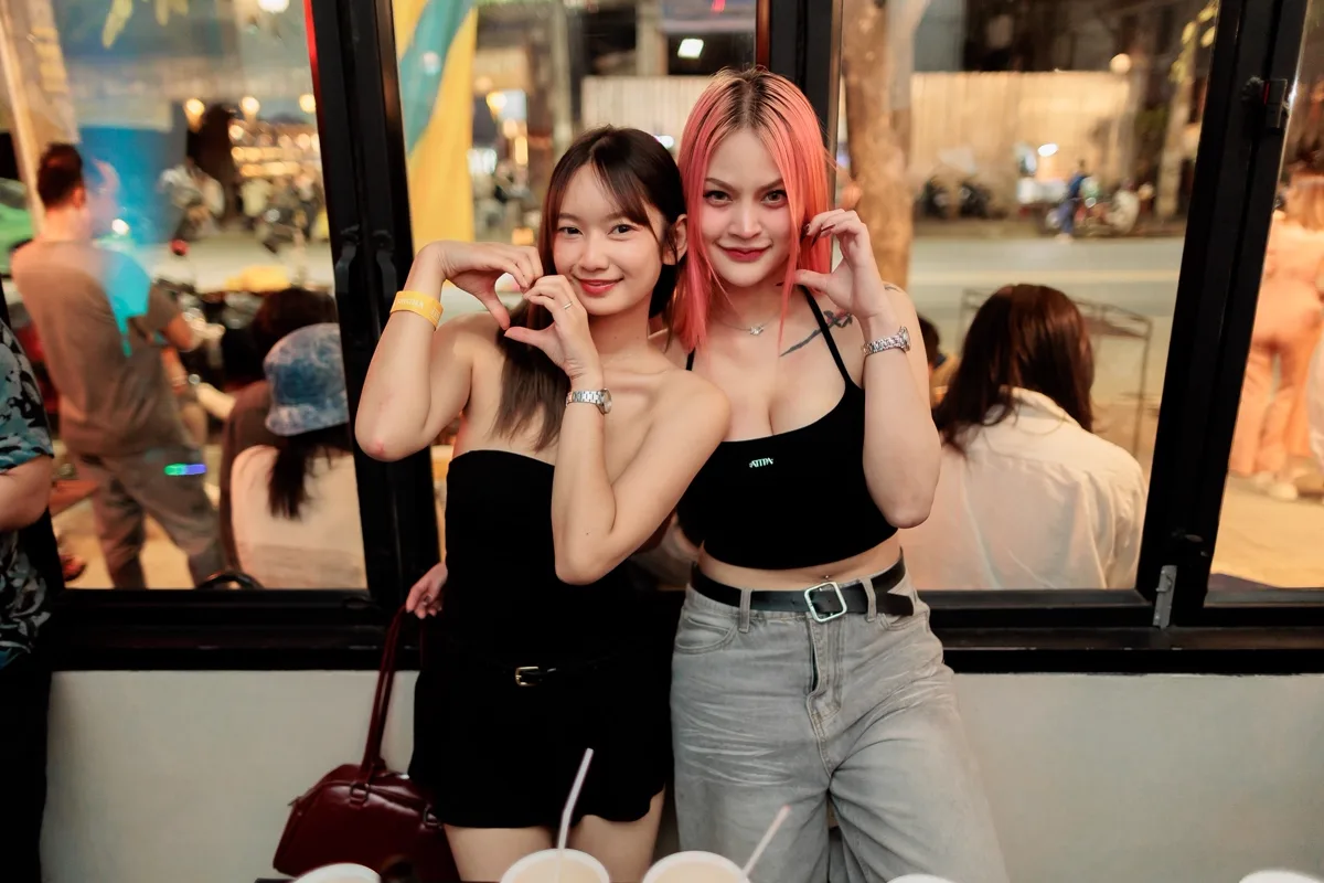 Photo 11 of 28 — Earth Patravee live · LATE NIGHT TALKING MUSIC BAR 1st Anniversary Free Concert · Chiang Mai