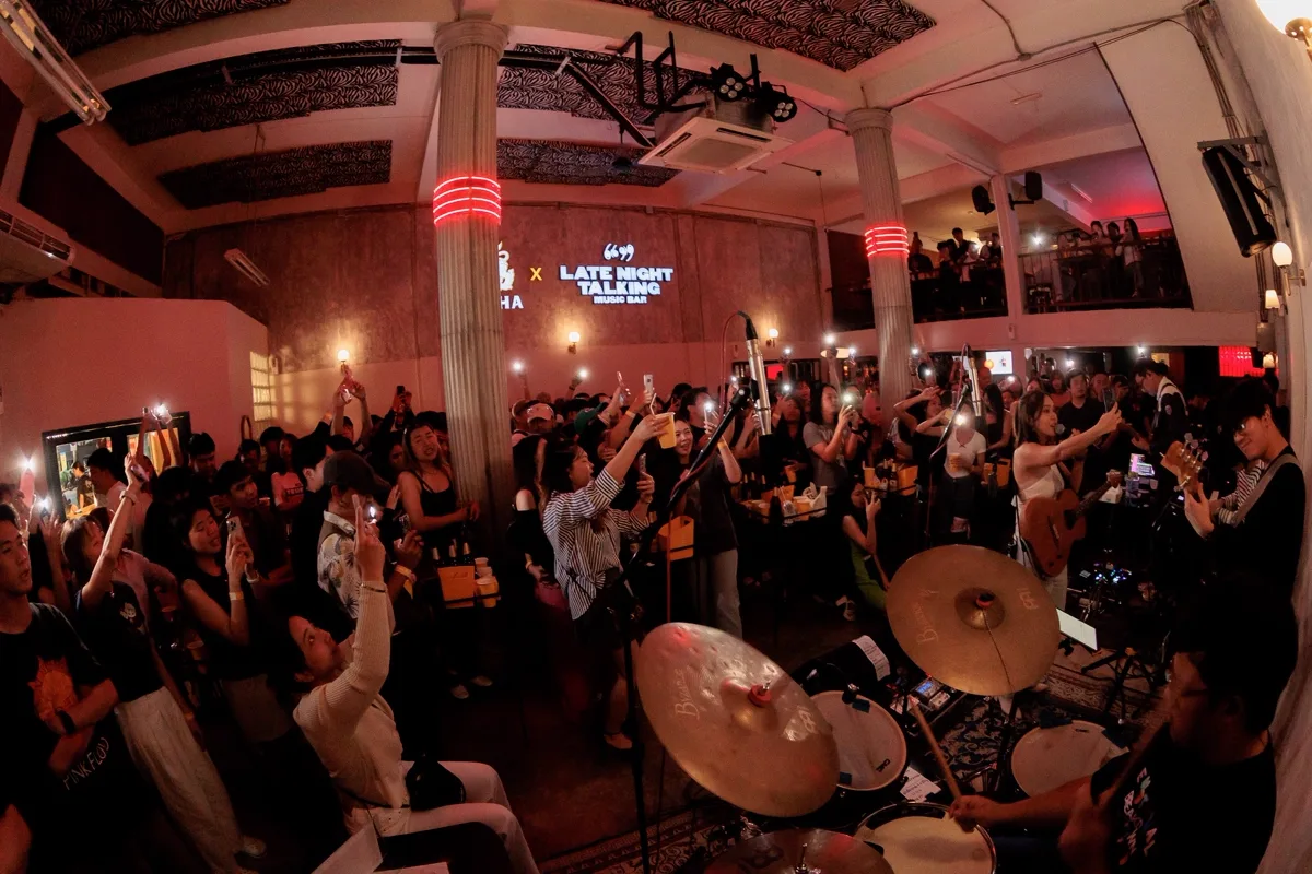 Photo 18 of 28 — Earth Patravee live · LATE NIGHT TALKING MUSIC BAR 1st Anniversary Free Concert · Chiang Mai