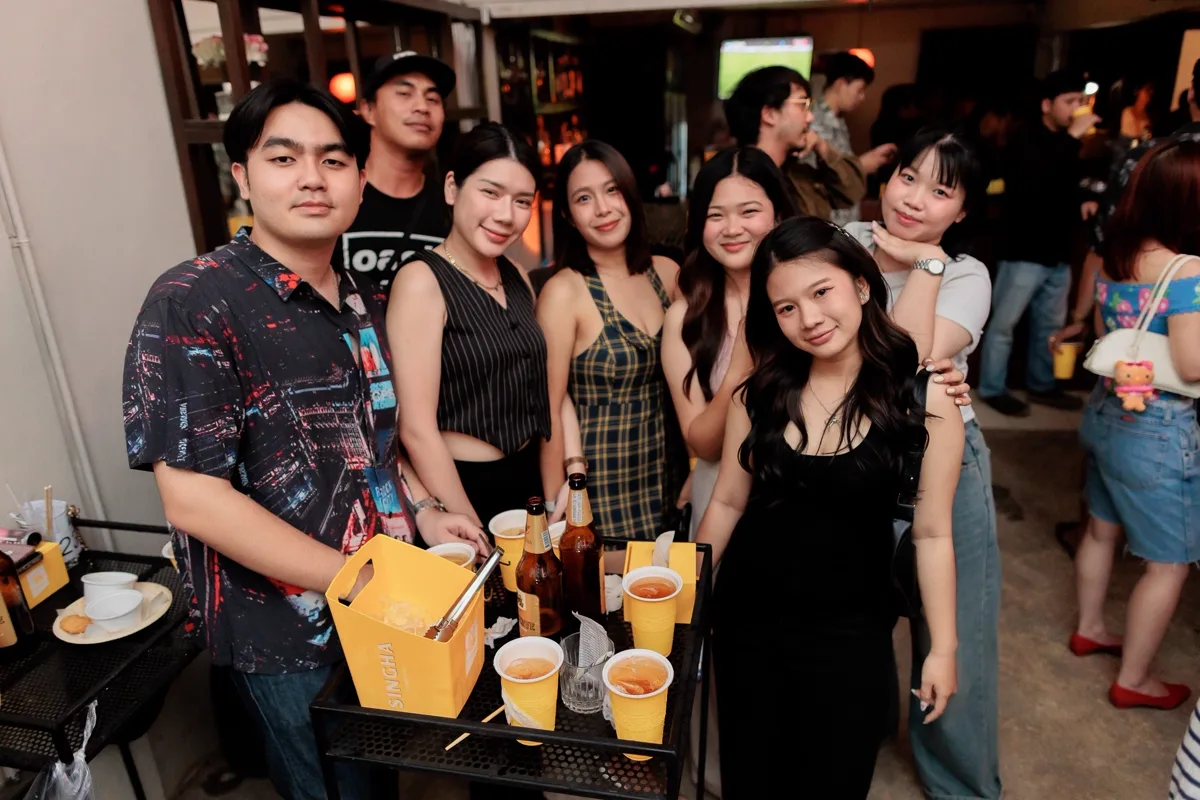 Photo 21 of 28 — Earth Patravee live · LATE NIGHT TALKING MUSIC BAR 1st Anniversary Free Concert · Chiang Mai