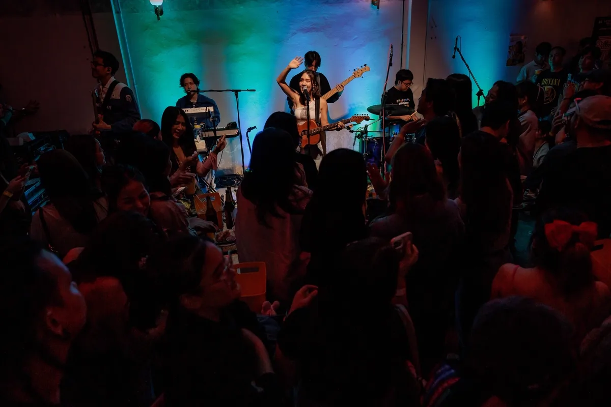 Photo 24 of 28 — Earth Patravee live · LATE NIGHT TALKING MUSIC BAR 1st Anniversary Free Concert · Chiang Mai