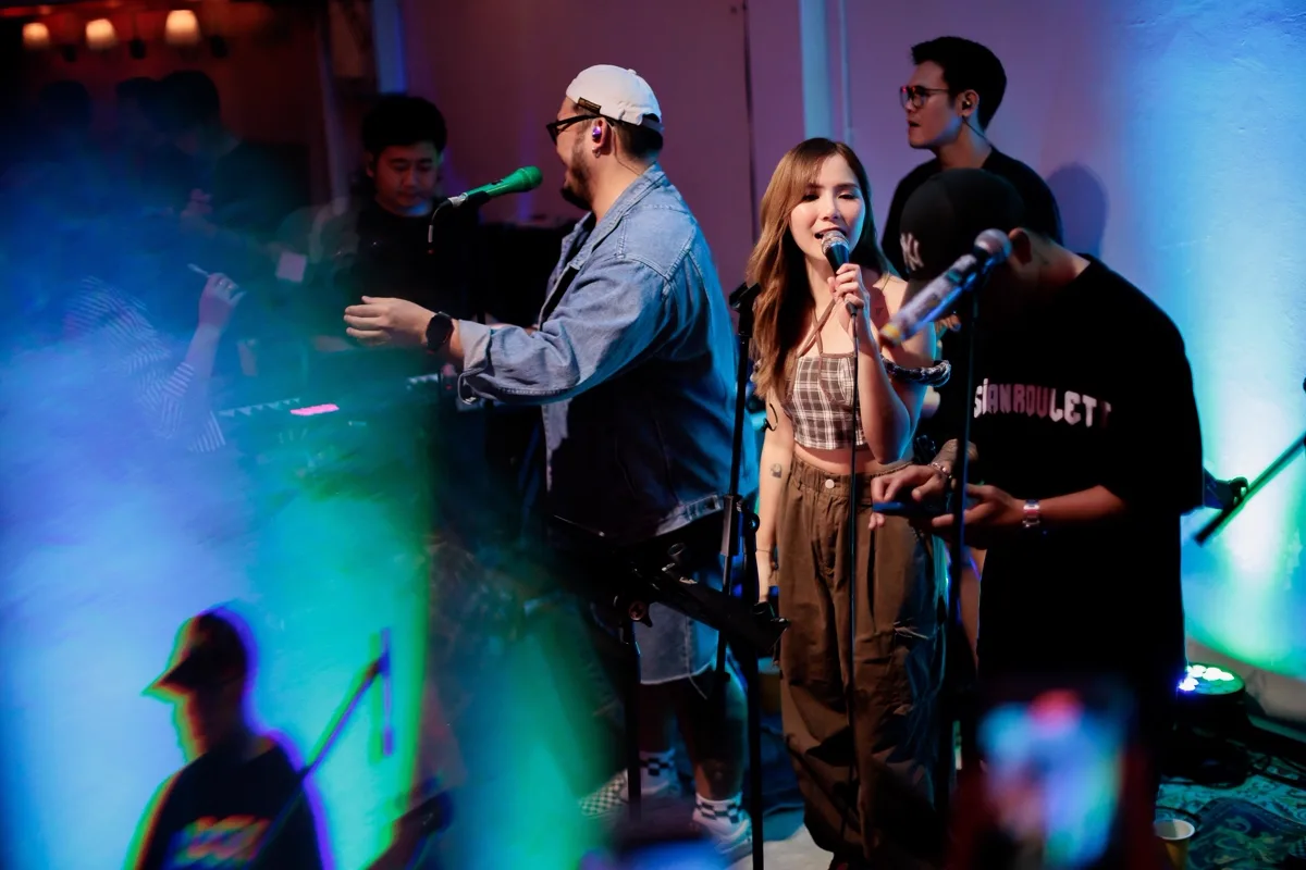 Photo 28 of 28 — Earth Patravee live · LATE NIGHT TALKING MUSIC BAR 1st Anniversary Free Concert · Chiang Mai