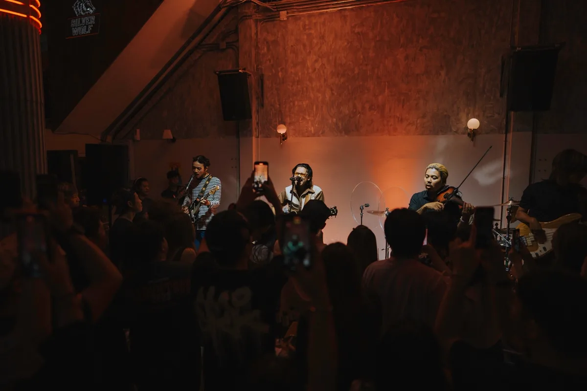 Photo 1 of 48 — Manutsawee (มนัสวีร์) live folk-rock at LATE NIGHT TALKING MUSIC BAR Chiang Mai