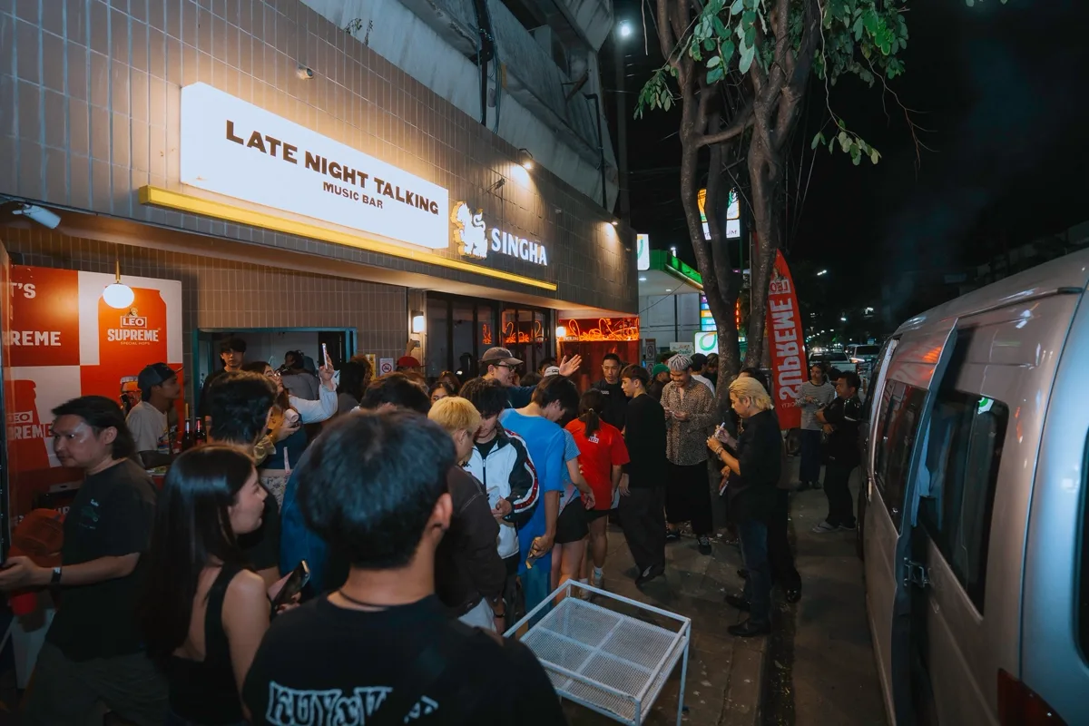 Photo 2 of 48 — Manutsawee (มนัสวีร์) live folk-rock at LATE NIGHT TALKING MUSIC BAR Chiang Mai