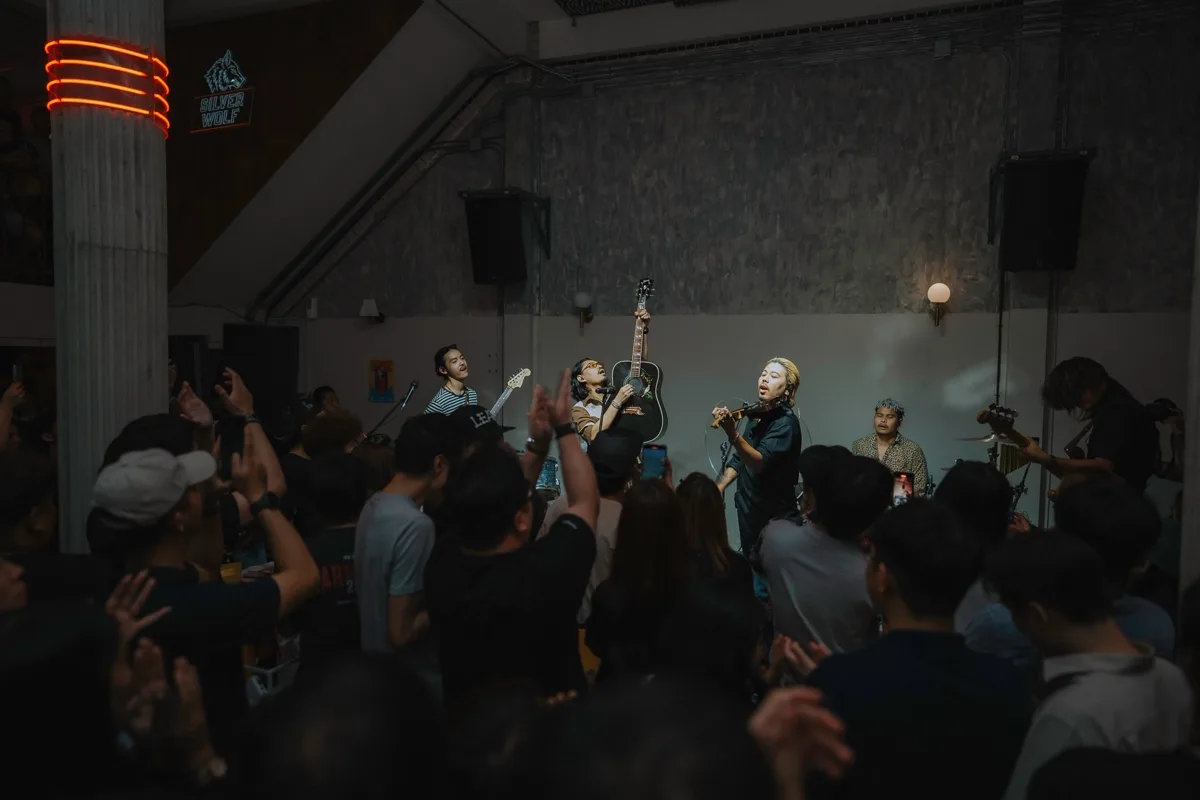 Photo 13 of 48 — Manutsawee (มนัสวีร์) live folk-rock at LATE NIGHT TALKING MUSIC BAR Chiang Mai