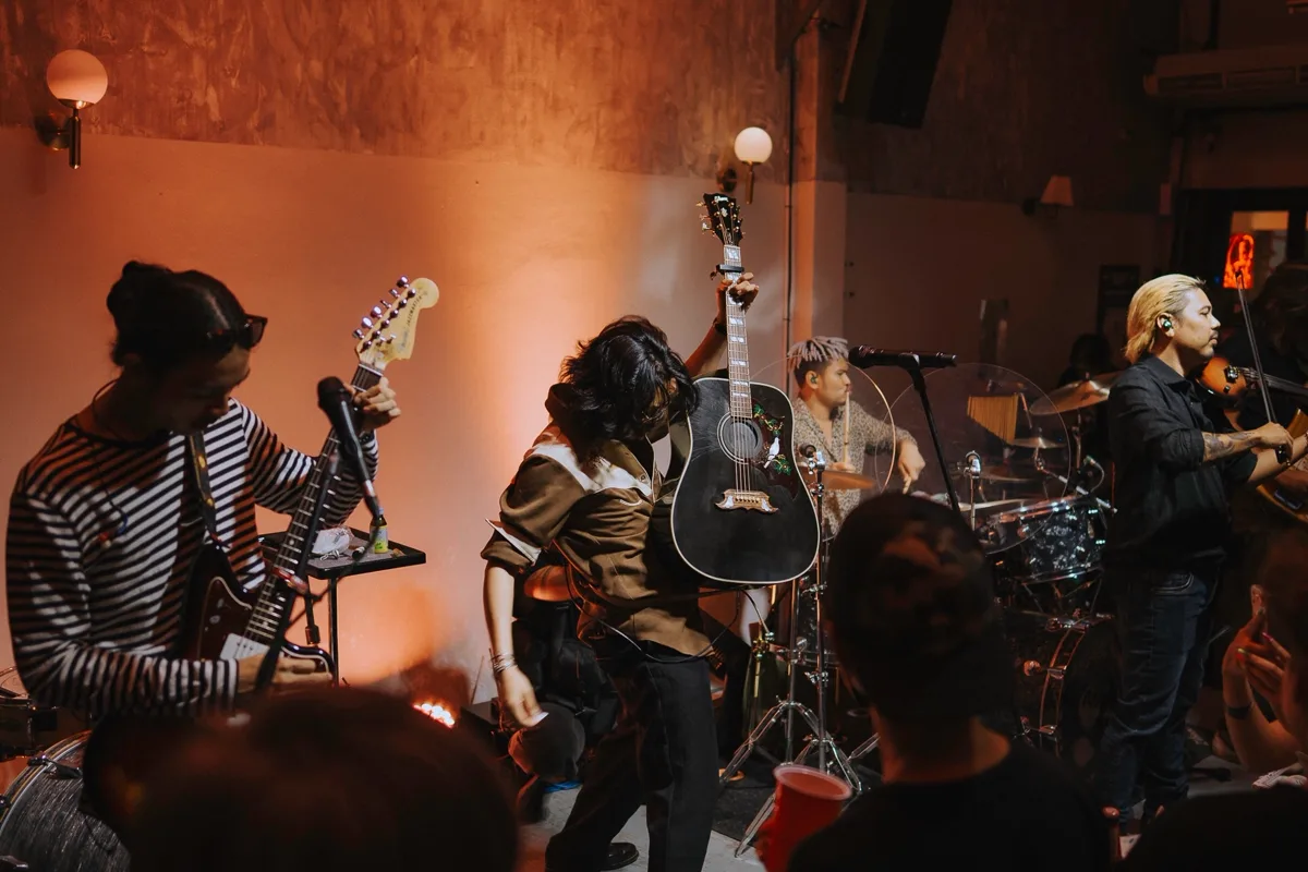 Photo 19 of 48 — Manutsawee (มนัสวีร์) live folk-rock at LATE NIGHT TALKING MUSIC BAR Chiang Mai