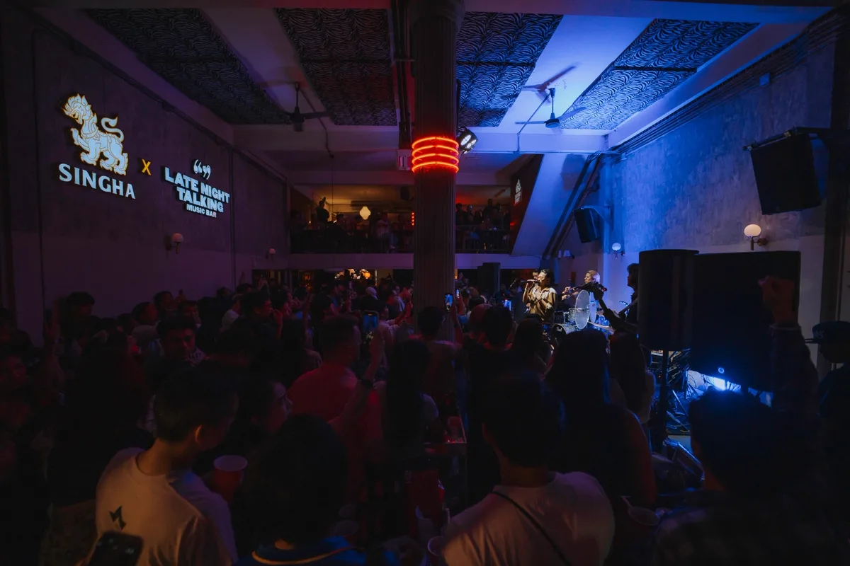 Photo 21 of 48 — Manutsawee (มนัสวีร์) live folk-rock at LATE NIGHT TALKING MUSIC BAR Chiang Mai