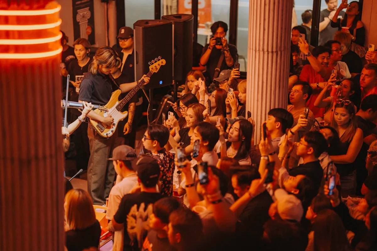 Photo 24 of 48 — Manutsawee (มนัสวีร์) live folk-rock at LATE NIGHT TALKING MUSIC BAR Chiang Mai