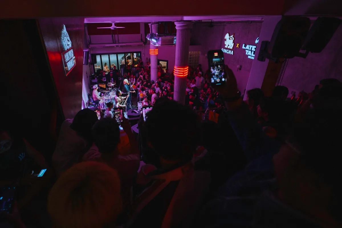 Photo 25 of 48 — Manutsawee (มนัสวีร์) live folk-rock at LATE NIGHT TALKING MUSIC BAR Chiang Mai