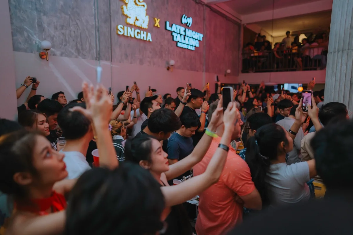 Photo 28 of 48 — Manutsawee (มนัสวีร์) live folk-rock at LATE NIGHT TALKING MUSIC BAR Chiang Mai