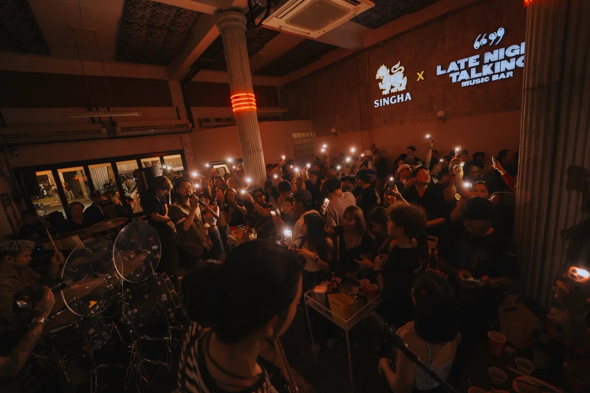 Photo 29 of 48 — Manutsawee (มนัสวีร์) live folk-rock at LATE NIGHT TALKING MUSIC BAR Chiang Mai