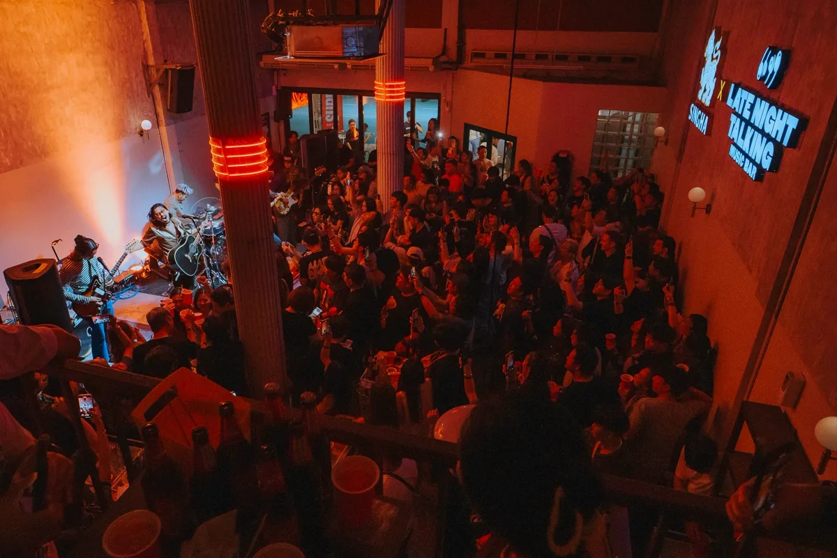 Photo 35 of 48 — Manutsawee (มนัสวีร์) live folk-rock at LATE NIGHT TALKING MUSIC BAR Chiang Mai