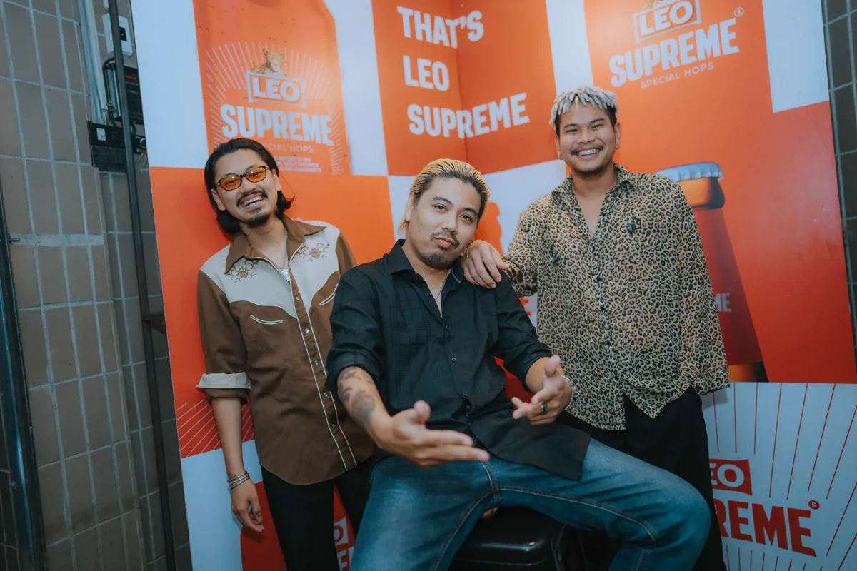 Photo 38 of 48 — Manutsawee (มนัสวีร์) live folk-rock at LATE NIGHT TALKING MUSIC BAR Chiang Mai