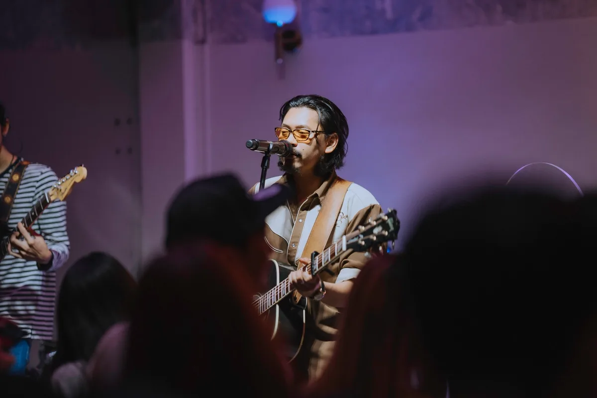 Photo 40 of 48 — Manutsawee (มนัสวีร์) live folk-rock at LATE NIGHT TALKING MUSIC BAR Chiang Mai