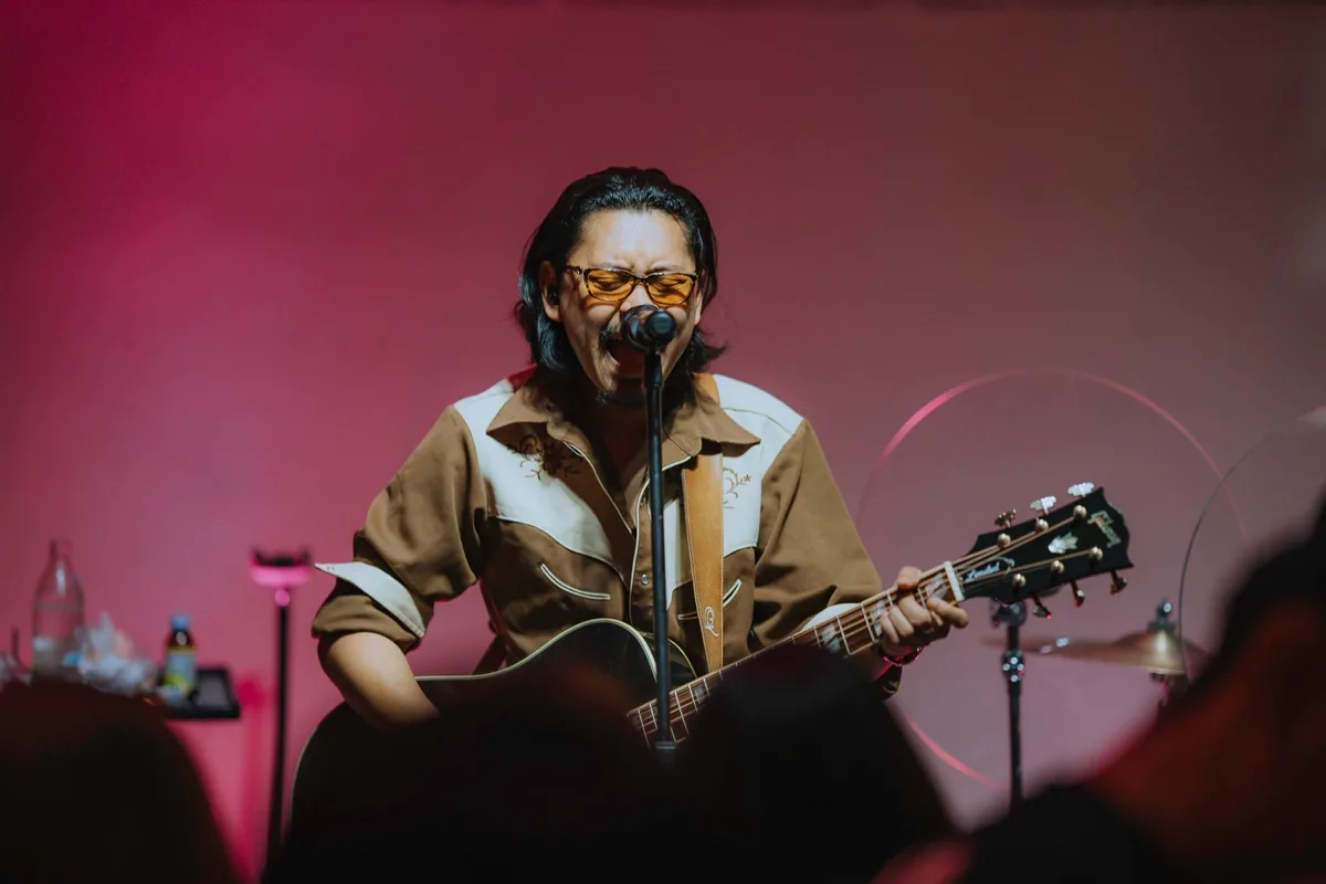 Photo 42 of 48 — Manutsawee (มนัสวีร์) live folk-rock at LATE NIGHT TALKING MUSIC BAR Chiang Mai