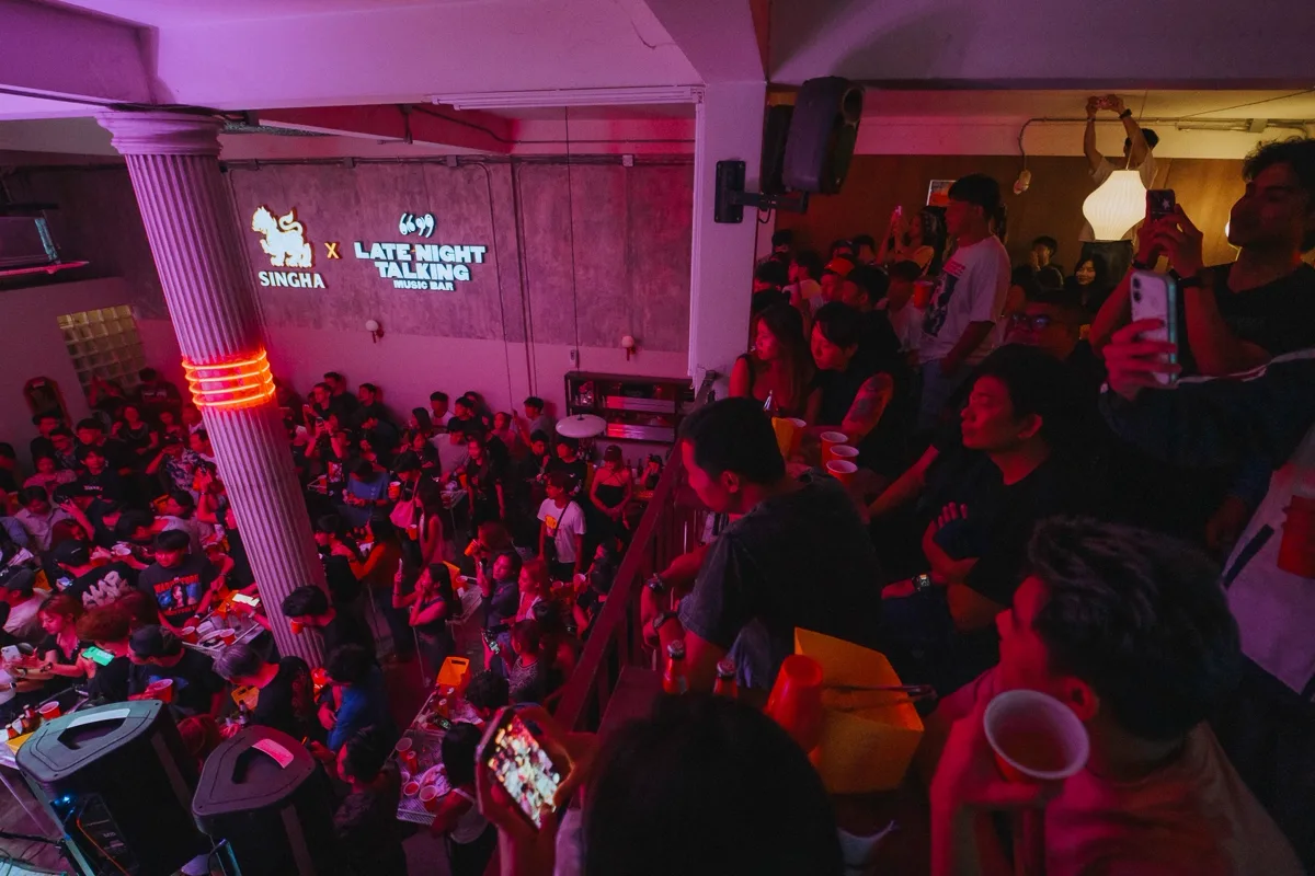Photo 44 of 48 — Manutsawee (มนัสวีร์) live folk-rock at LATE NIGHT TALKING MUSIC BAR Chiang Mai