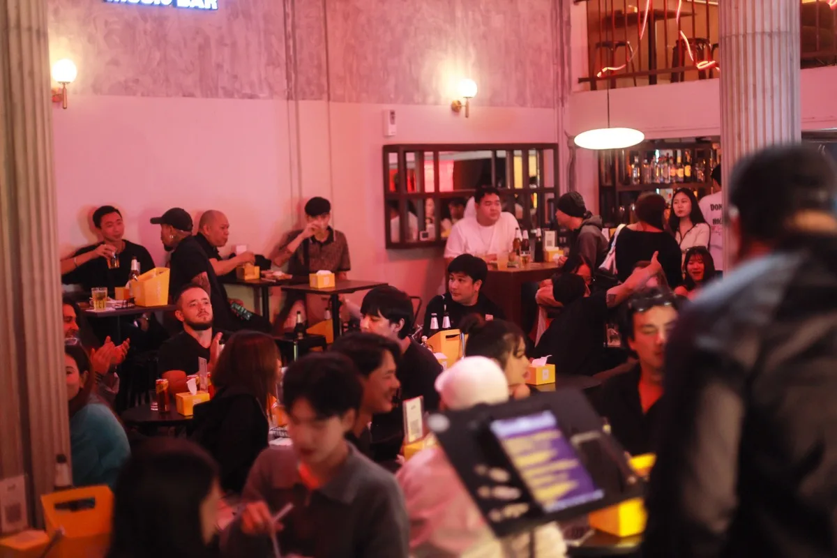 บรรยากาศคืนดนตรีสดที่ LATE NIGHT TALKING MUSIC BAR ย่านสันป่าข่อย เชียงใหม่